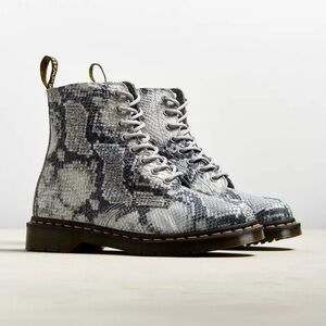NWT Doc Martens 1460 Pascal Boots